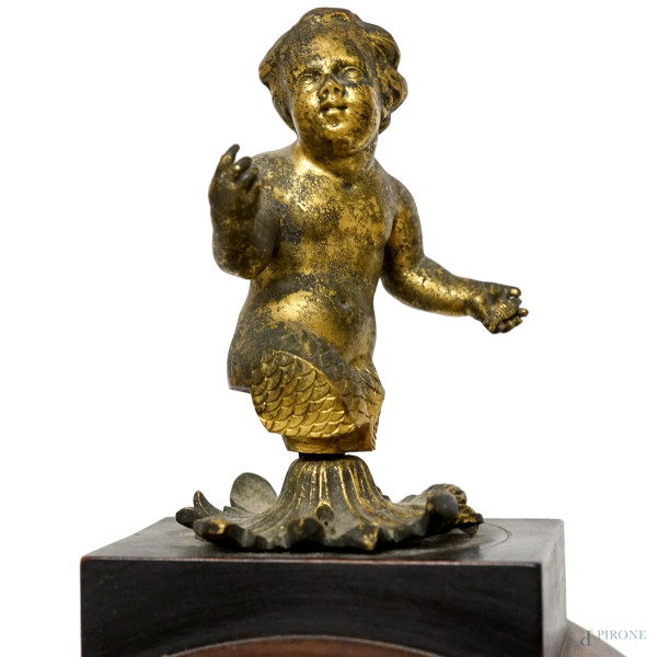 Pendola da tavolo a portico con specchio, finiture in bronzo dorato sormontato da un putto, XIX s...