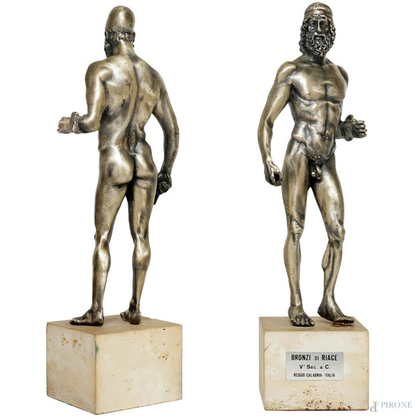 Sculture in metallo argentato rappresentanti i Bronzi di Riace, basi in travertino, riproduzioni ...