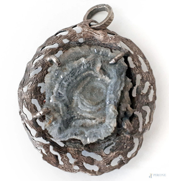 Spilla vintage in metallo argentato con rara pietra fossile incastonata