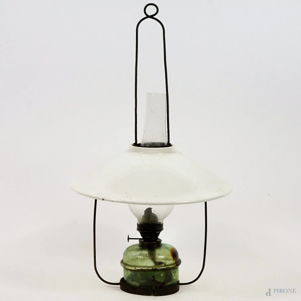 Lampada ad olio in ghisa, vetro e porcellana, cm h 48, inizi XX secolo, (difetti)