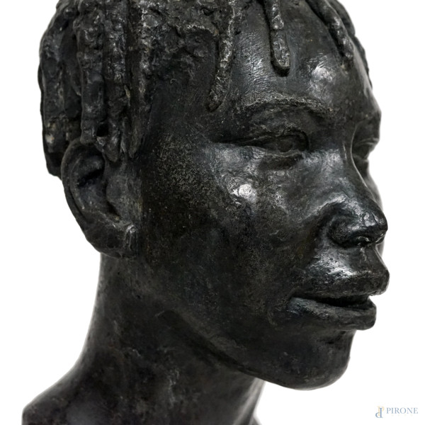 Testa femminile, scultura in cementite, cm h 40,5, base in marmo, (restauro sull'orecchio)