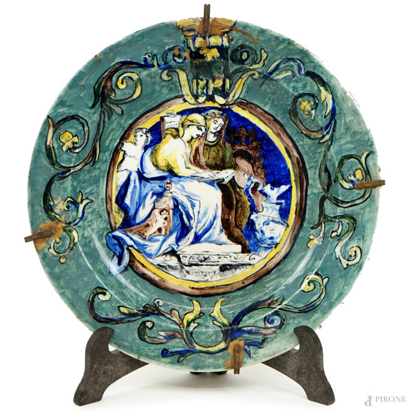 Piatto in maiolica dipinta in policromia, cavetto raffigurante fanciulle in lettura, diam.cm 23,5, marchio "MS" sotto la base, XIX secolo, (lievi difetti).