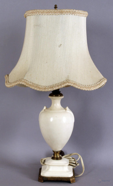 Lampada da tavolo in maiolica bianca finiture in bronzo, altezza 46 cm.