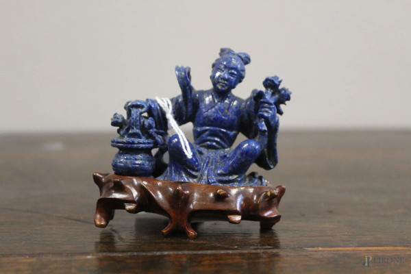 Figura con fiori, scultura in lapislazzuli, poggiante su base di teak, h. 6 cm