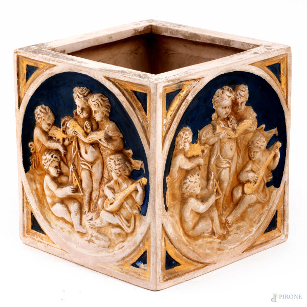 Fioriera quadrata in gesso con allegorie delle Arti a rilievo, XX secolo, cm 16,5x16x16, (segni di usura, scalfiture, difietti)