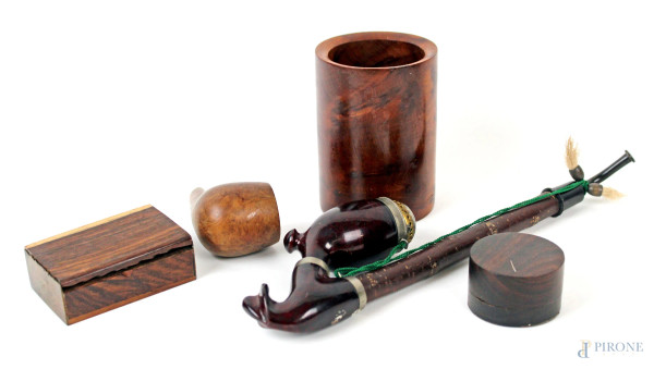 Lotto di due pipe, due scatoline e un portapenne in legno, XX secolo, (difetti).