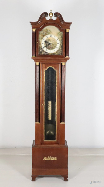 Orologio a torre in mogano con colonnine neoclassiche e fregi in bronzo dorato, cm 218x46,5x30, (segni di usura, scalfiture, da revisionare)