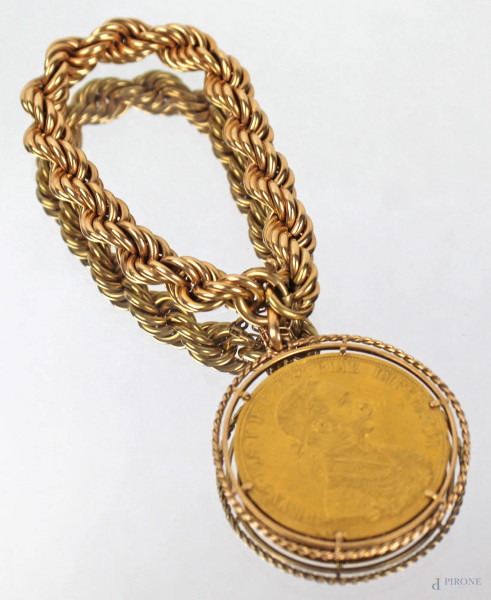Bracciale semirigido in oro 18 kt con ciondolo contenente moneta &quot;4 Ducati d&#39;Austria&quot; gr. 44,8