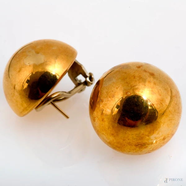 Coppia di orecchini a mezzasfera in oro 18  kt, diametro cm 1,8, peso complessivo gr 10,8
