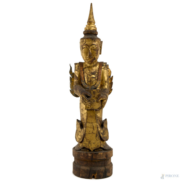 Scultura in legno dorato con applicazioni in lamina di metallo dorata, Birmania, XX secolo, cm 65x15x15, (difetti)