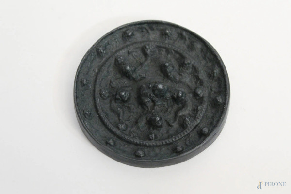 Placca tonda in bronzo con figure a rilievo, Cina XX sec., diametro 7 cm.