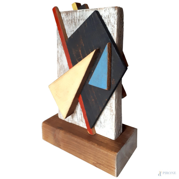 Scuola russa del XX secolo, Composizione suprematista, scultura in legno policromo, cm 25x15, firmata Nikolay Yusupov in caratteri cirillici