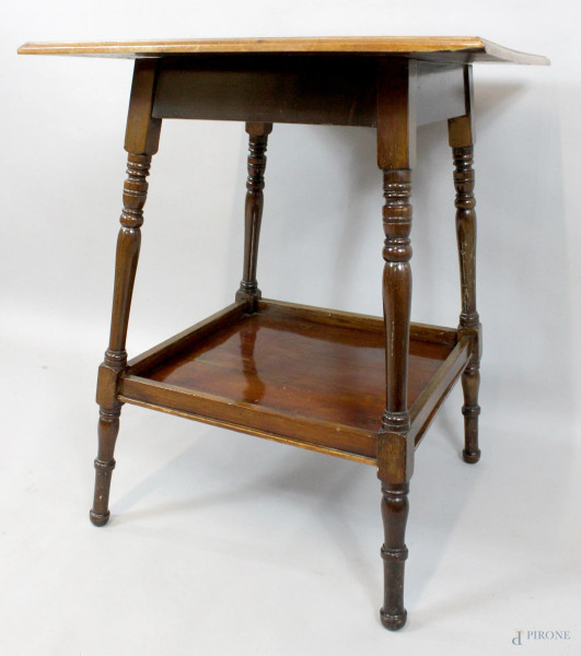 Tavolino di linea quadrata in noce con intarsi in bosso, gambe tornite raccordate da ripiano, cm h70x57x57, XIX secolo.