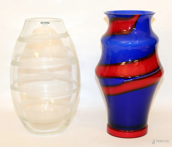 Lotto di due vasi in vetro di cui uno marcato, h. max 30 cm