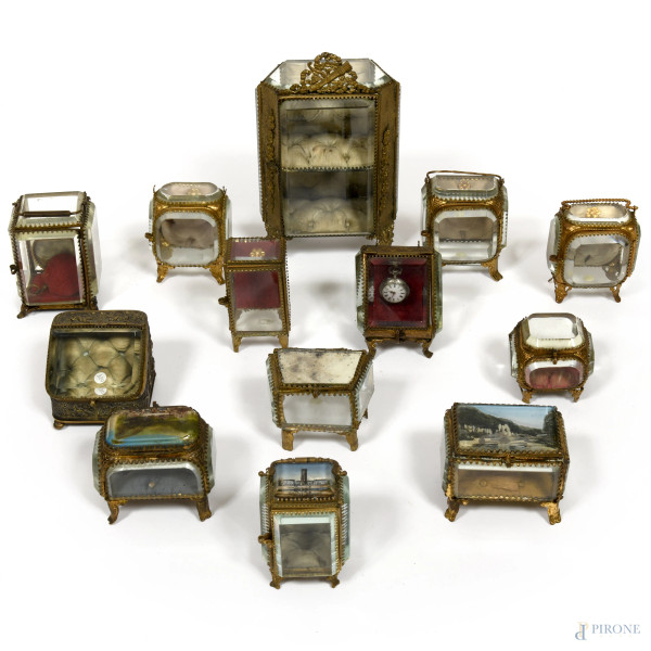 Lotto di 13 piccoli teche e scatoline in metallo e vetro, XX secolo, misure massime cm 22x13x7, (difetti)