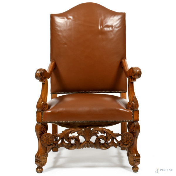 Poltrona in legno intagliato con schienale e seduta rivestiti in pelle, XX secolo, cm 117,5x67x67, (segni di usura, scalfiture, difetti)