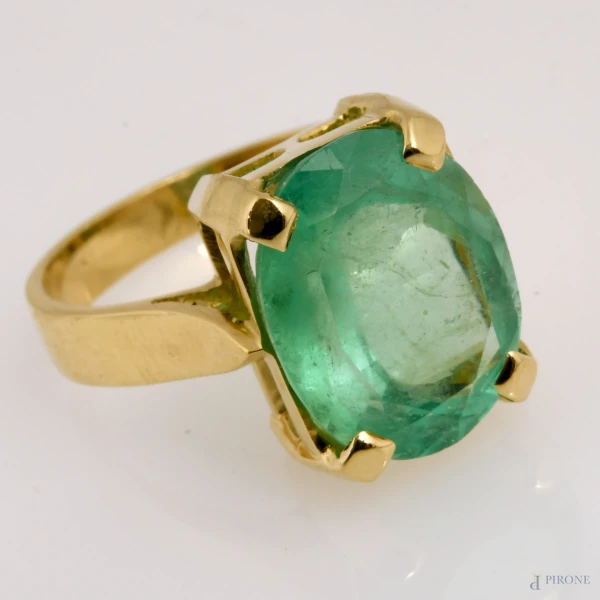 Anello in oro giallo 18 kt con smeraldo taglio rettangolare ct 7, 6 ca, peso oro gr 7,7, misura 16