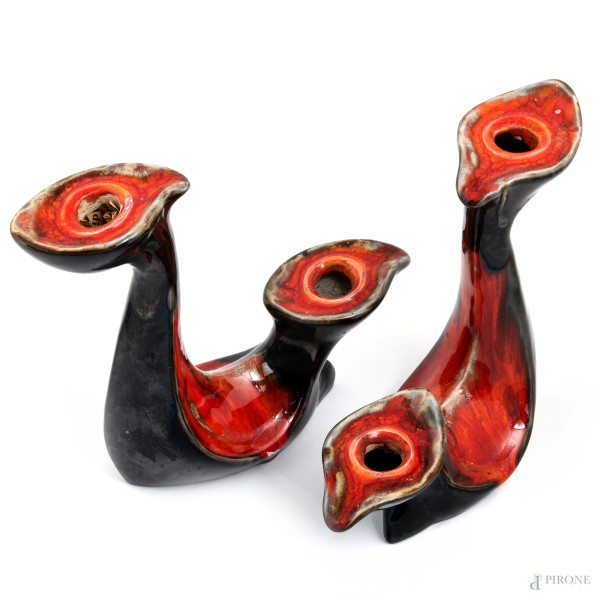 Coppia di portacandele in ceramica rossa e nera. Manifattura parigina degli anni Cinquanta del No...