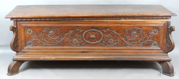 Cassapanca in legno intagliato, fronte con decoro a racemi, foglie e fiori, cm.  67x172x 64, XIX secolo, (difetti).