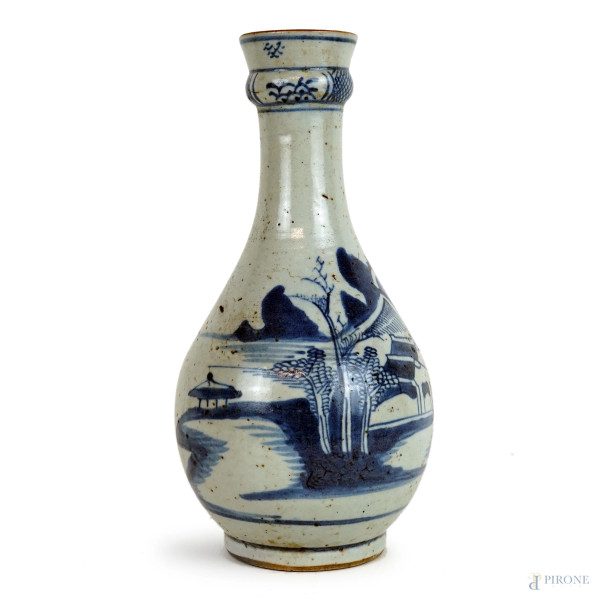 Vaso in porcellana bianca e blu a decoro di paesaggio, cm h 22,5, Cina, XX secolo.
