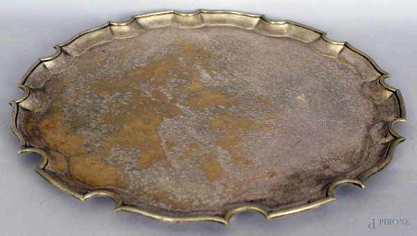 Vassoio tondo di linea sagomata in metallo argentato, diametro 43 cm.