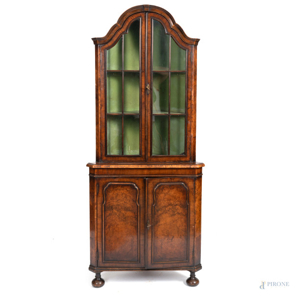 Angoliera impiallacciata in radica a due sportelli sormontati da corpo superiore a doppia anta vetrata, XX secolo, cm 184,5x75x36, segni di usura, scalfiture, difetti)