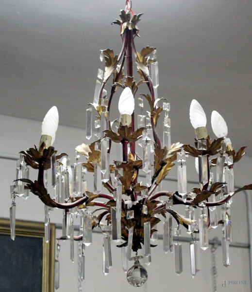 Lampadario a otto luci in ferro forgiato e dorato con prismi, met&#224; XX secolo, altezza 100 cm.