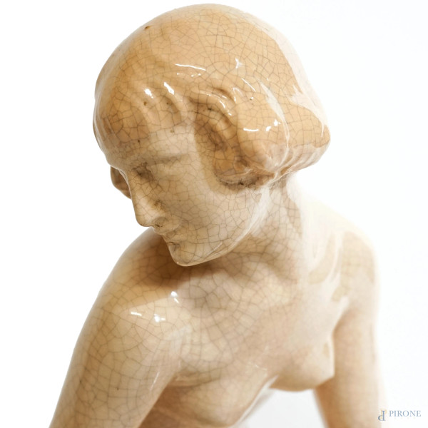 Scultura in ceramica policroma rappresentante un nudo femminile con due colombe, firmato Morlon, ...