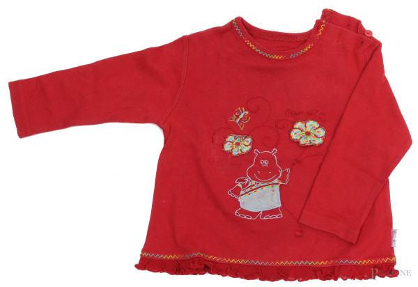 Pampolina, maglietta da bambina rossa a maniche lunghe, applicazioni multicolore e ricami, chiusura con tre bottoni sulla spalla, taglia 2 anni.