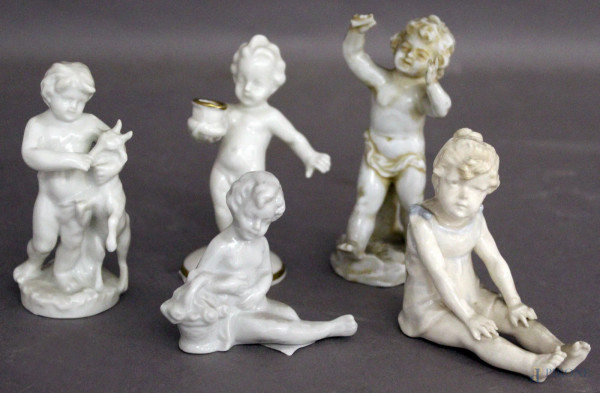 Lotto composto da cinque statuine raffiguranti putti e fanciulli in porcellana bianca, H massima 10 cm, difetti.