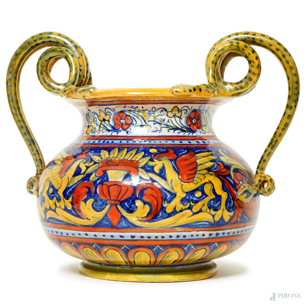 Vaso biansato in ceramica a lustro Gualdo Tadino, decoro a grottesche, prese a guisa di serpente, cm 21x25.