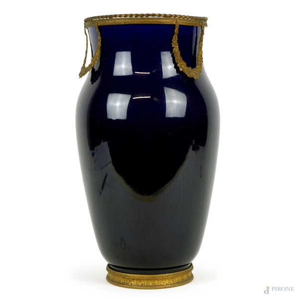 Vaso in porcellana blu, finiture in bronzo, cm h 27,5, marchio alla base, (lievi difetti).