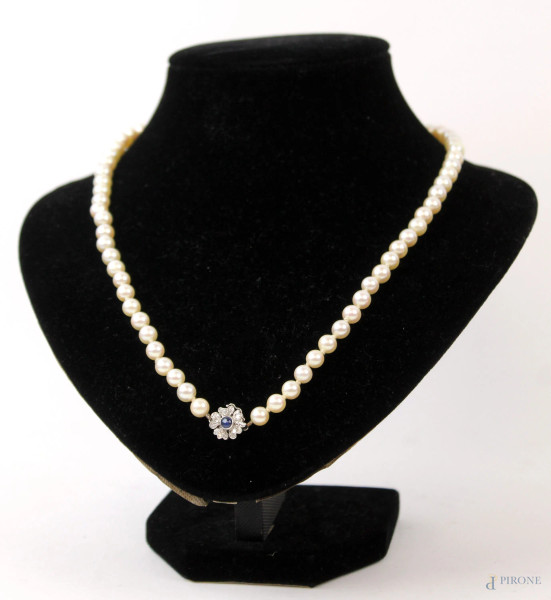 Collana in perle con chiusura in oro bianco a motivo floreale con pietra centrale, lunghezza cm 27