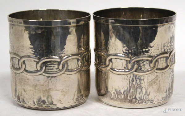 Coppia bicchieri in argento, H 8 cm, gr. 190.