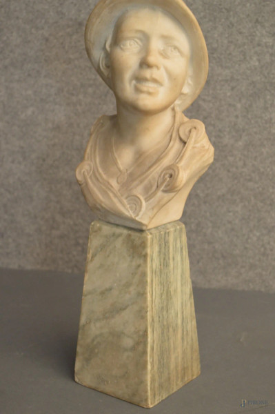 Busto di fanciullo, scultura in marmo poggiante su base, h. 42 cm.