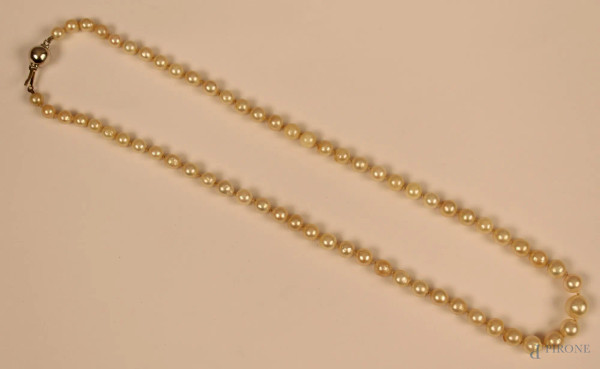 Collana con perle, chiusura in oro bianco 18 kt, lunghezza 50 cm.