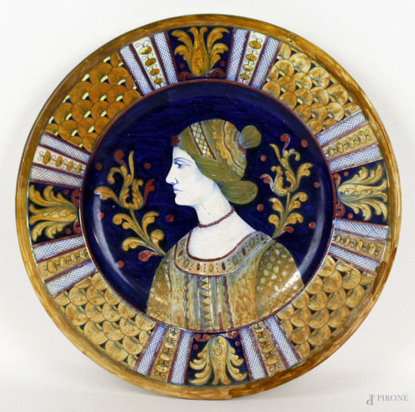 Piatto in ceramica a lustro, con profilo femminile nel cavetto, tesa decorata a motivi geometrici e foglie, diametro cm 42,5, A. Rubboli Gualdo Tadino, XX secolo