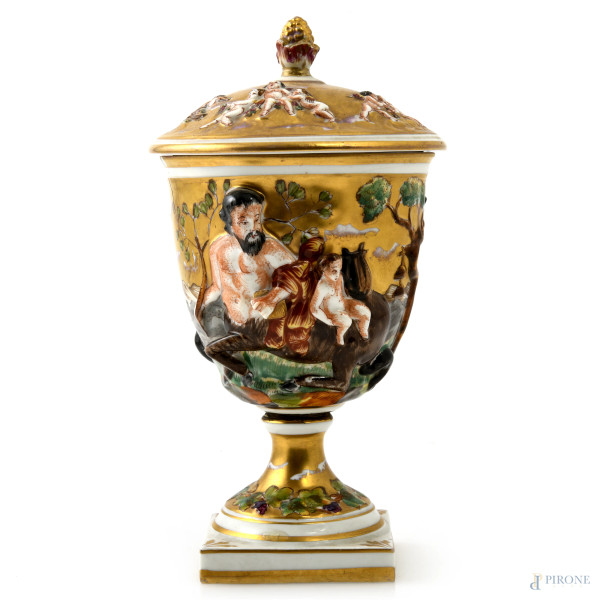 Zuccheriera in porcellana Capodimonte decorata nei toni dell'oro e con scene mitologiche policrome a rilievo, XX secolo, altezza cm 19, (segni di usura, perdita di smalto, sbeccature, rotture, restauri, difetti)