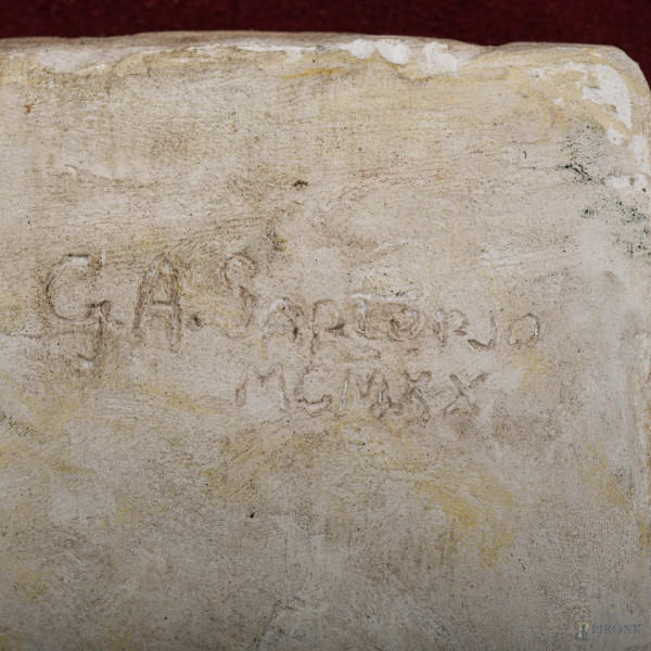 Donna con levrieri, rilievo in gesso, XX secolo, cm 30,5x34, firmato e datato in numeri romani in...