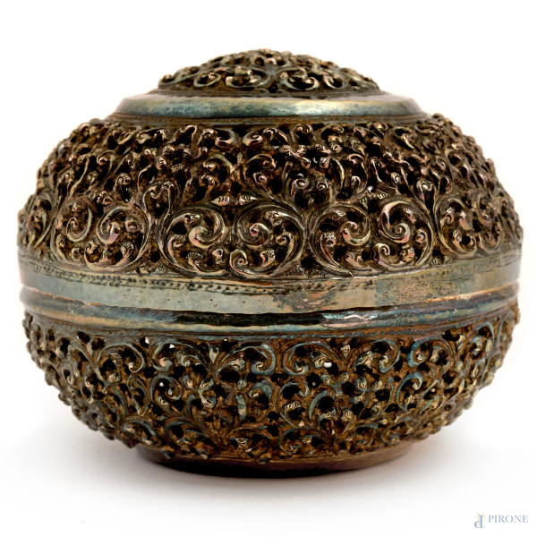 Cofanetto portagioie in argento con decori traforati e cesellati a volute vegetali, cm 7,5x9, peso gr 120