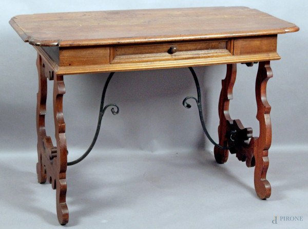 Tavolo scrittoio tipo fratino in noce ad un cassetto, poggiante su gambe ad asso di coppe, altezza 79x117x60, XIX secolo.