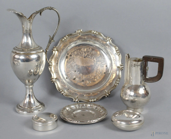 Lotto composto da sei oggetti diversi in argento, gr. 550.