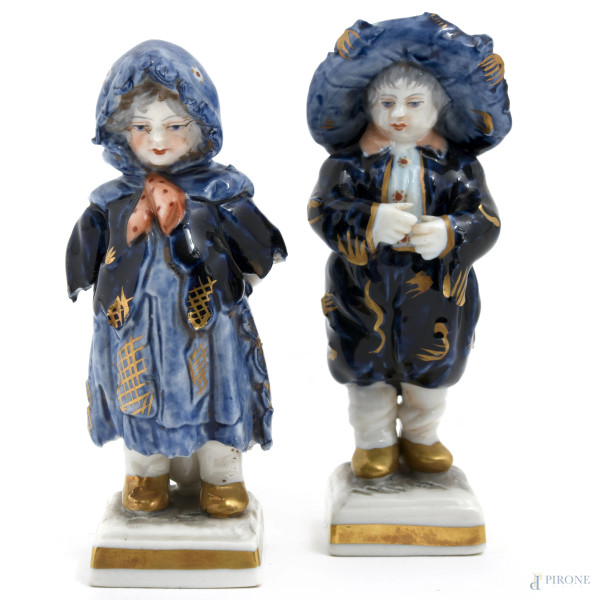 Coppia di sculture in porcellana Dresda raffiguranti fanciulli, altezza massima cm 9,5