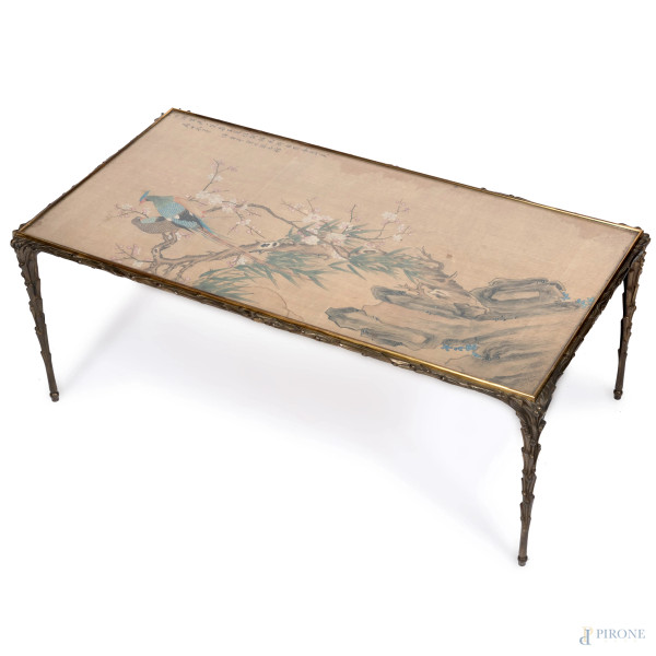 Tavolino con struttura in metallo cesellato con piano in vetro con dipinto su tessuto raffigurante volatili su ramo di ciliegio , XX secolo, cm 40x106x56, (Segni di usura)