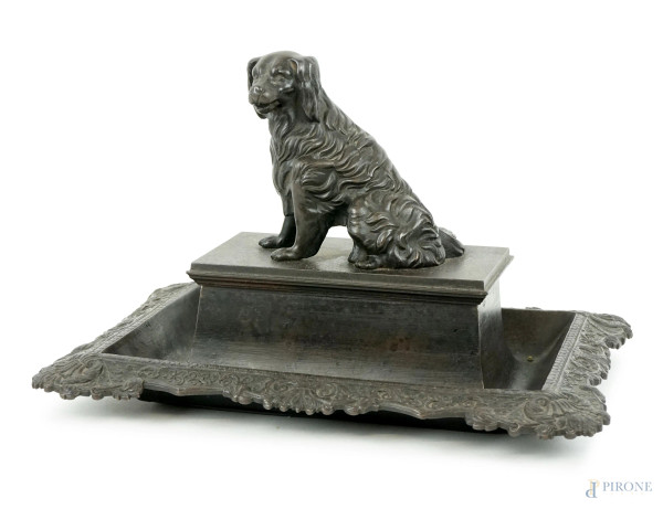 Calamaio in metallo brunito sormontato da figura di cane, bordo mistilineo con decori fogliacei, cm 19x28x21,5, metà XX secolo, (segni del tempo).