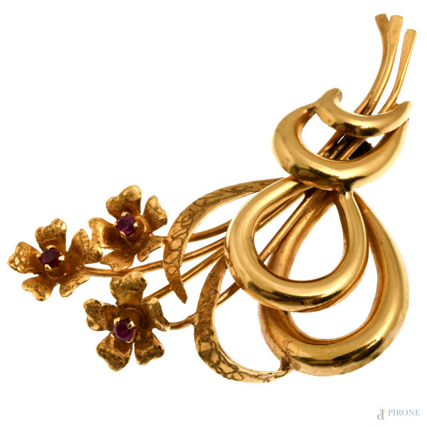 Spilla in oro 18 Kt a foggia di fiori, cm 5,5x3,5, peso lordo gr. 6