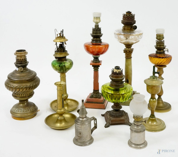 Lotto composto da otto lampade ad olio e due portacandele, materiali ed epoche diverse, alt. max cm 49, (difetti).
