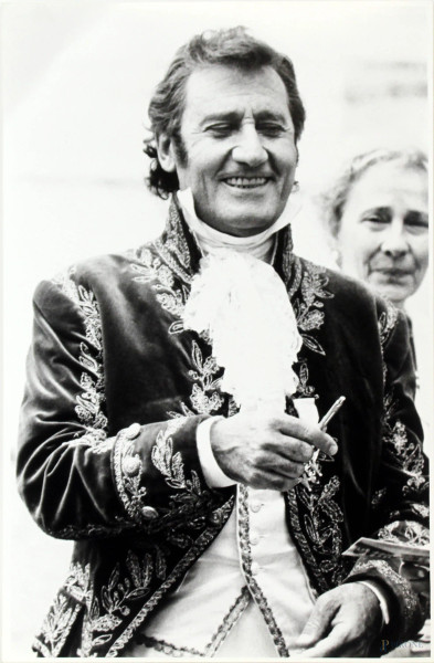Alberto Sordi, fotografia in abiti da scena da "Il Marchese del Grillo", cm 30x19,5.