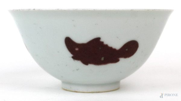 Bowl in porcellana bianca con decori a rilievo raffiguranti pesci, altezza cm 7, diametro cm 15, arte orientale, XX secolo