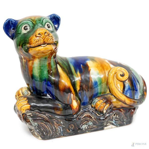 Scultura in ceramica policroma rappresentante un felino, recante etichetta Taitu, Italia, XX secolo, cm 32,5x27 (mancanze)